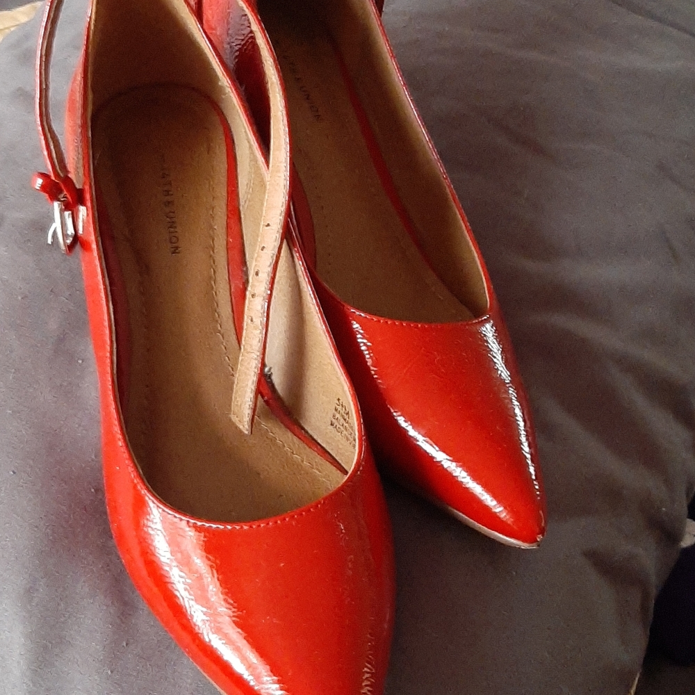 Red Shoes 1 Inch hill